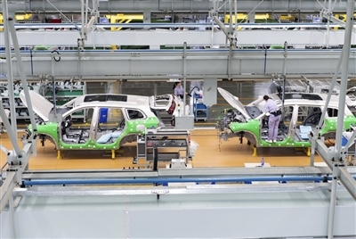 賽力斯鳳凰智慧工廠工人正在裝配汽車。記者 孫凱芳 攝